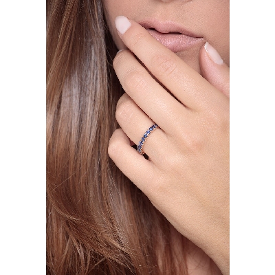 Anillo Eternity en oro rosa 18k con zafiros azules