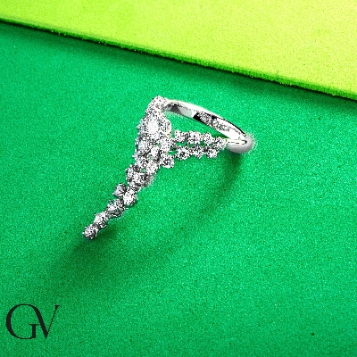 Anillo en Cascada de Oro Blanco 18k con Diamantes