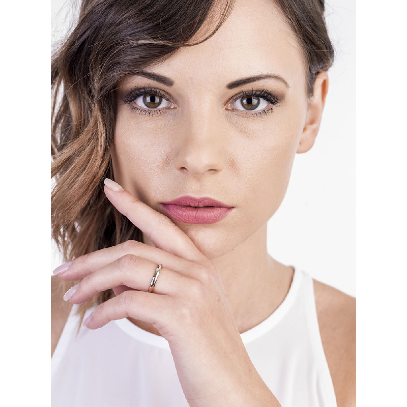 Argolla de boda en oro blanco y amarillo 18k con un diamante Argolla de boda en oro blanco y amarillo 18k con un diamante