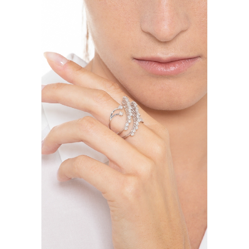 Anillo de diseño entrelazado en oro blanco de 18k con diamantes Anillo de diseño entrelazado en oro blanco de 18k con diamantes