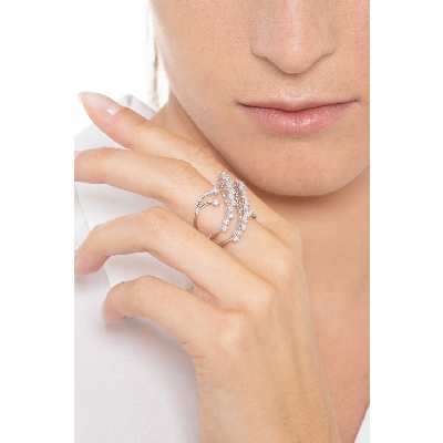 Anillo de diseño entrelazado en oro blanco de 18k con diamantes