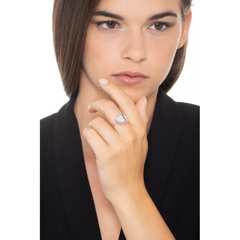 Anillo geométrico en oro blanco 18k con diamantes