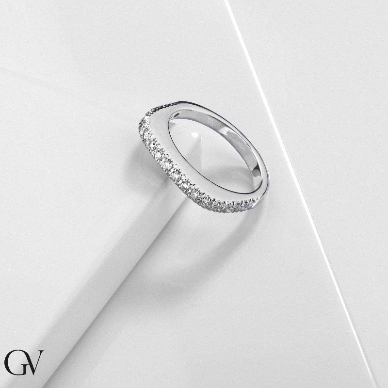 Anillo cuadrado en oro blanco 18k con diamantes