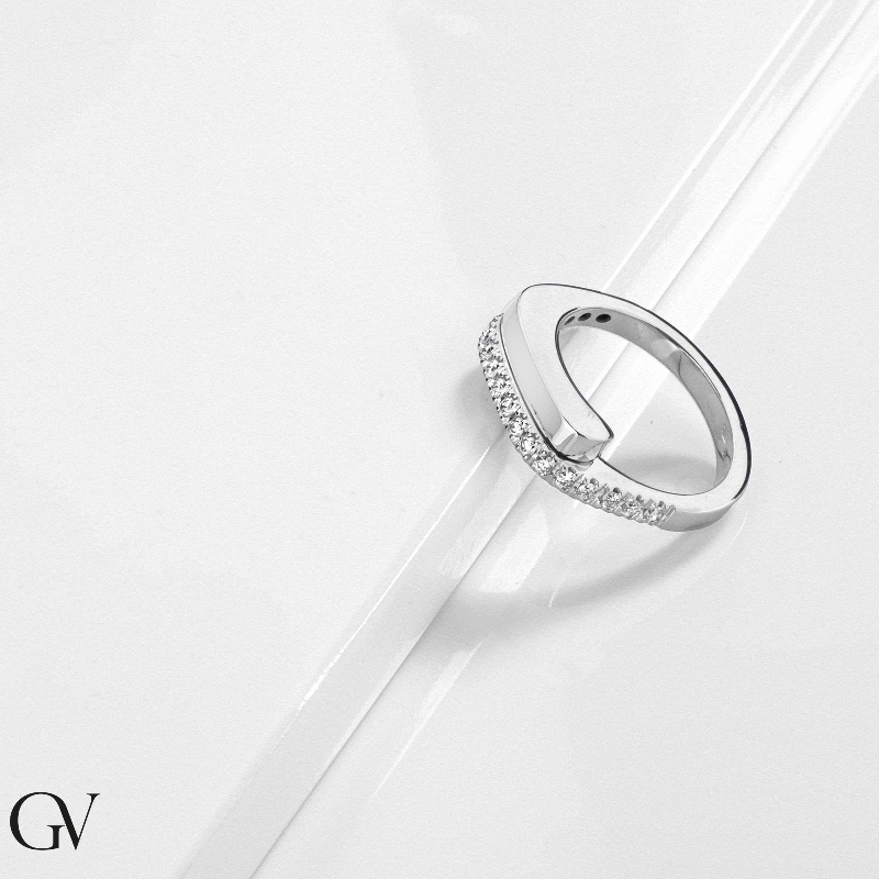 Anillo contrarié de diseño en oro blanco de 18k con diamantes