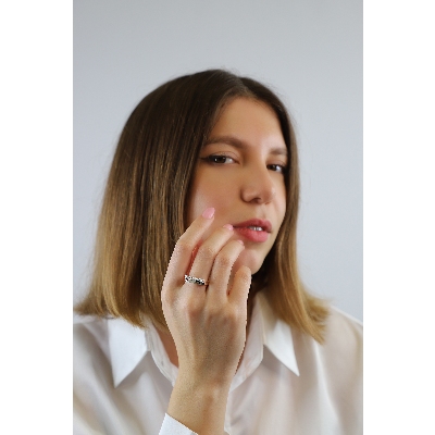 Anillo contrarié de diseño en oro blanco de 18k con diamantes