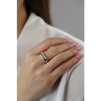 Anillo contrarié de diseño en oro blanco de 18k con diamantes