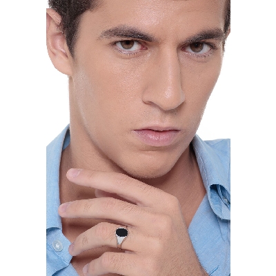 Anillo Chevalier de Oro Blanco 18k con Ónix