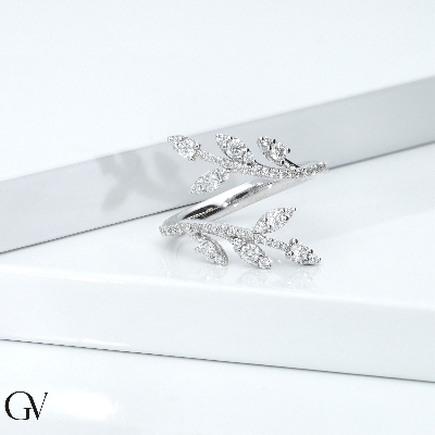 Anillo contrarié en oro blanco 18K con diamantes