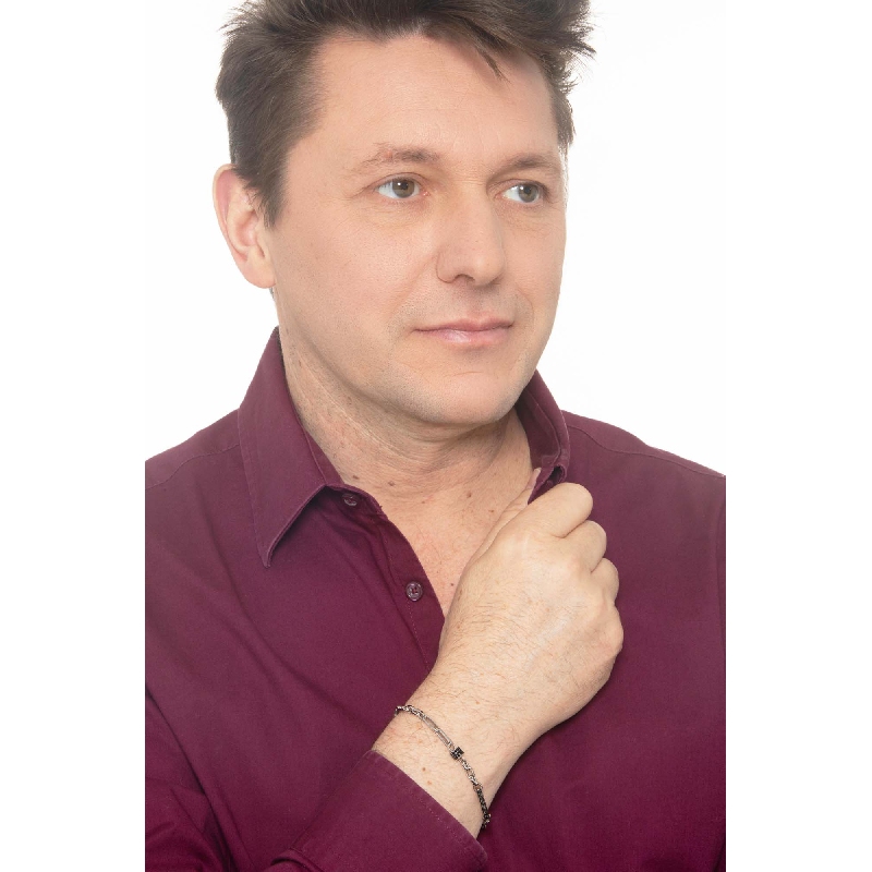 Pulsera en oro blanco 18k con barra y circonitas negras Pulsera en oro blanco 18k con barra y circonitas negras