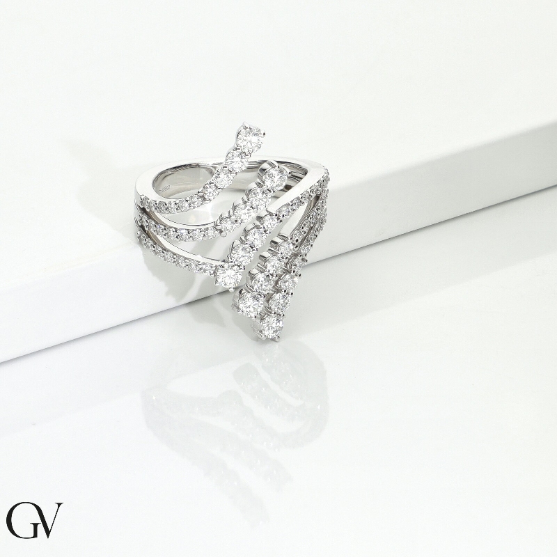 Anillo degradé  contrarié en oro blanco de 18k con hileras de diamantes Anillo degradé  contrarié en oro blanco de 18k con hileras de diamantes