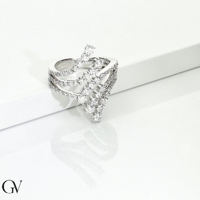 Anillo degradé  contrarié en oro blanco de 18k con hileras de diamantes