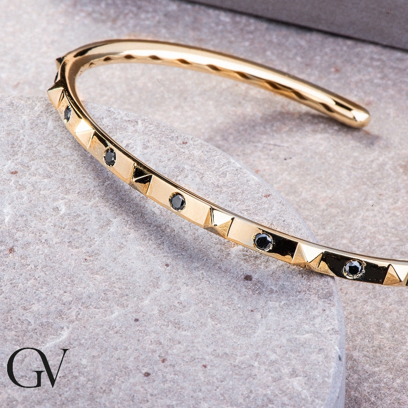 Brazalete hombre rígido en oro amarillo 18k con diamantes negros Brazalete hombre rígido en oro amarillo 18k con diamantes negros