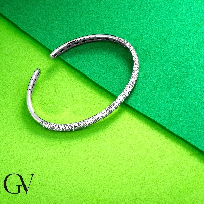 Brazalete rígido en Oro Blanco 18k con pavé de Diamantes