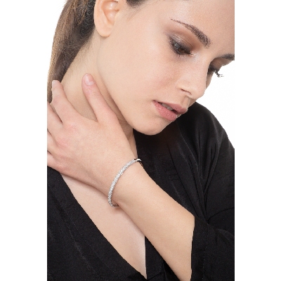 Brazalete rígido en Oro Blanco 18k con pavé de Diamantes