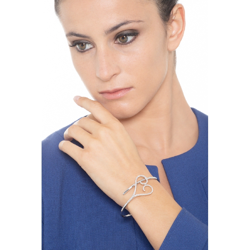 Pulsera semirrígida oro blanco 18k con corazón de diamantes