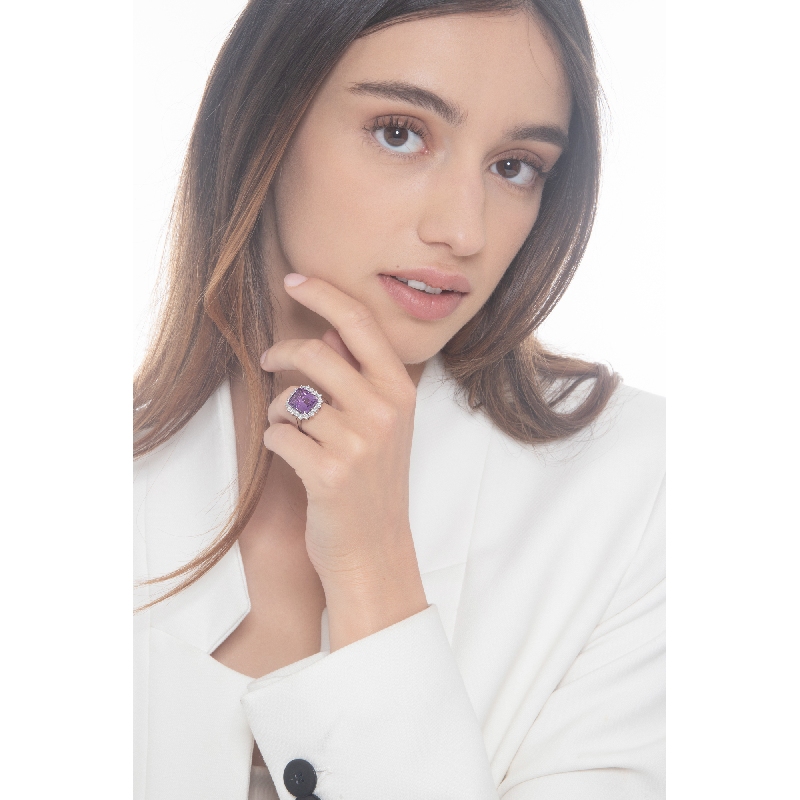 Anillo con amatista rectangular y diamantes brillantes