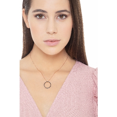 Collar oro rosa de 18k con colgante círculo con diamantes negros 