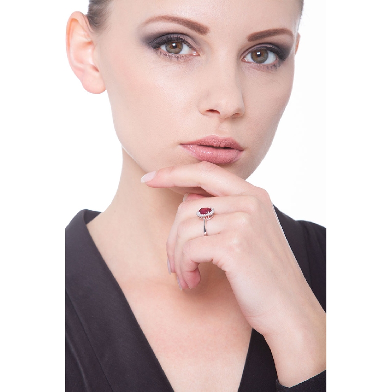 Anillo de compromiso en oro blanco de 18 kilates con rubí y diamantes Anillo de compromiso en oro blanco de 18 kilates con rubí y diamantes