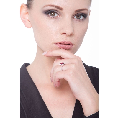 Anillo de compromiso en oro blanco de 18 kilates con rubí y diamantes