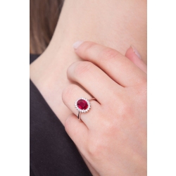 Anillo de compromiso en oro blanco de 18 kilates con rubí y diamantes 2