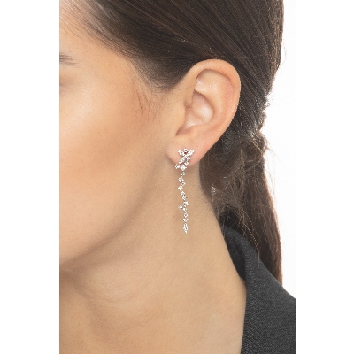 Pendientes colgantes de oro blanco de 18k con diamantes