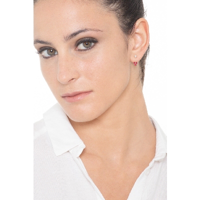 Mono pendiente en oro blanco 18k con rubies y diamante 