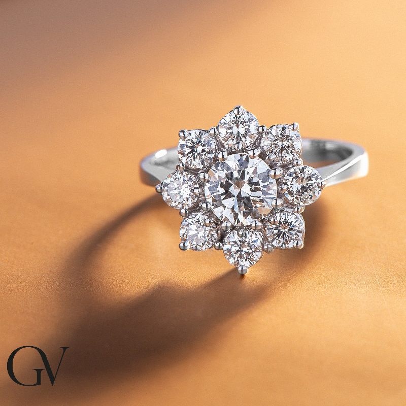 Anillo halo clásico en oro blanco 18 quilates con diamante Anillo halo clásico en oro blanco 18 quilates con diamante