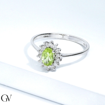 Anillo en oro blanco 18k con peridoto ovalado y diamantes