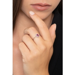 Anillo con halo de diamantes y rubí oval en oro blanco de 18 kilates  2