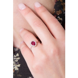 Anillo de oro blanco de 18 kilates engastado con un rubì talla oval  2
