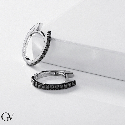 Pendientes ovalados de oro blanco con diamantes negros y acabados ennegrecidos