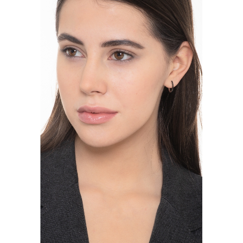 Pendientes ovalados de oro blanco con diamantes negros y acabados ennegrecidos