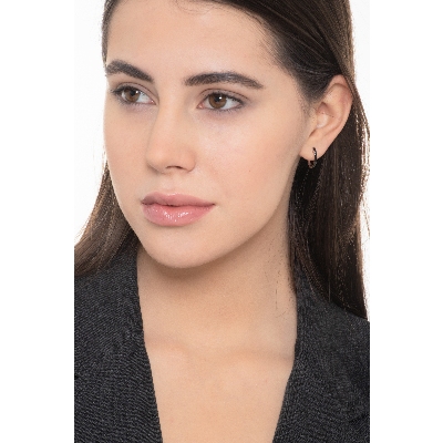 Pendientes ovalados de oro blanco con diamantes negros y acabados ennegrecidos