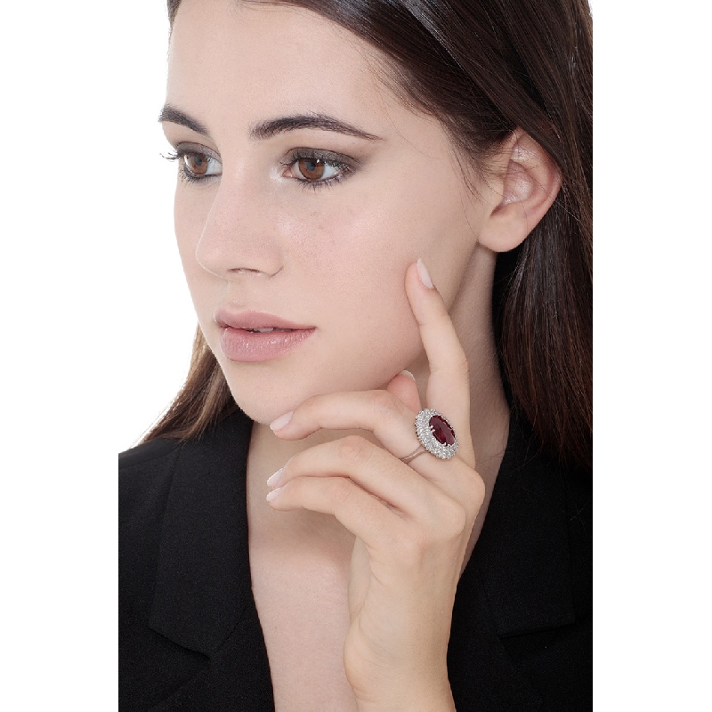 Anillo de rubí oval engastado con una doble fila de diamantes y oro blanco de 18 kilates  Anillo de rubí oval engastado con una doble fila de diamantes y oro blanco de 18 kilates
