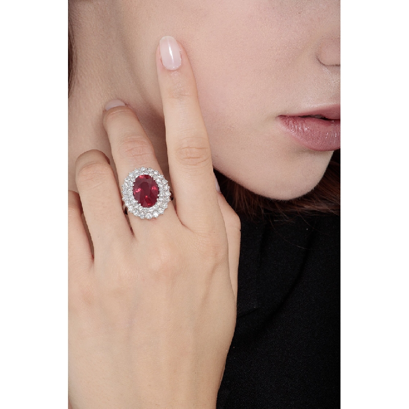 Anillo de rubí oval engastado con una doble fila de diamantes y oro blanco de 18 kilates  Anillo de rubí oval engastado con una doble fila de diamantes y oro blanco de 18 kilates