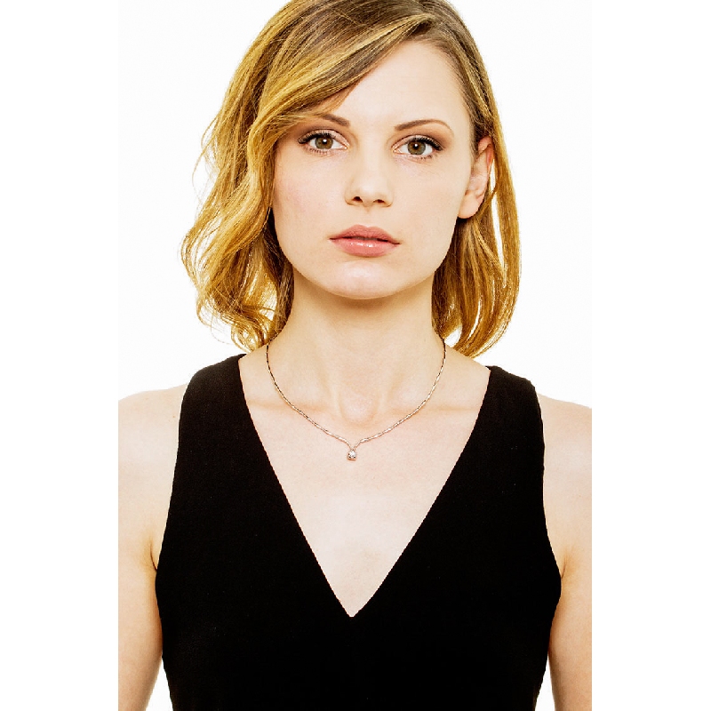 Collar semirrígido en oro blanco de 18k engastado con un diamante