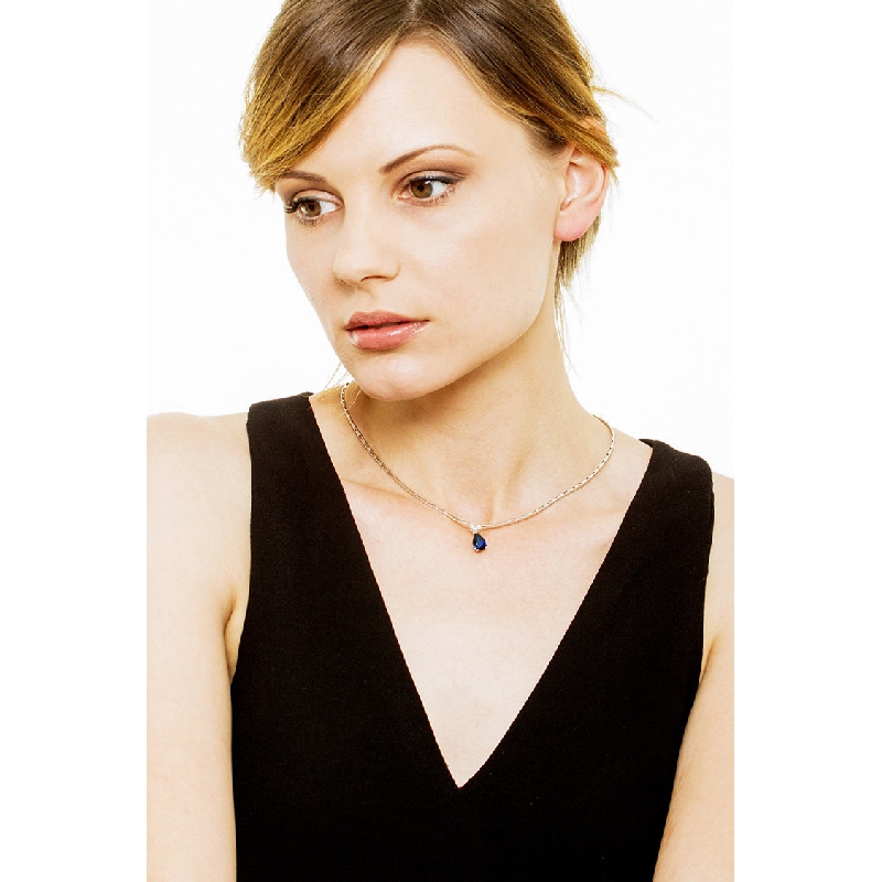 Collar semi-rígido oro blanco 18k con segmentos con zafiro azul 