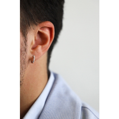 Pendiente de aro único en oro blanco de 18k y diamantes