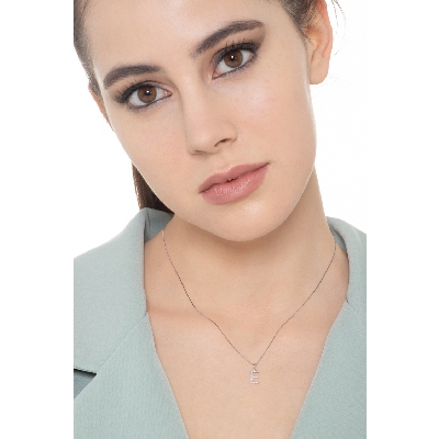 Collar con letra E de diamantes