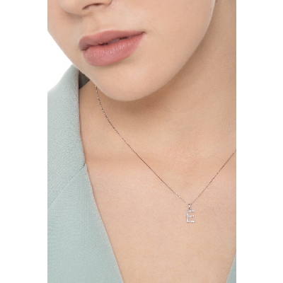Collar con letra E de diamantes