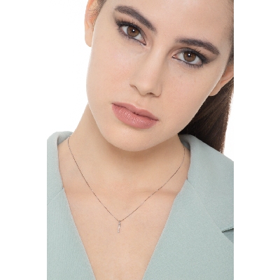 Collar con letra I de diamantes