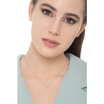 Collar con letra O de diamantes