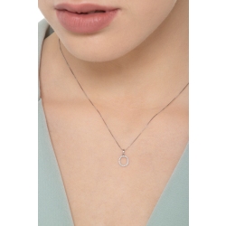 Collar con letra O de diamantes 2