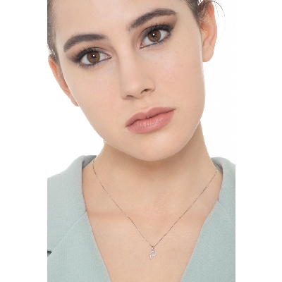 Collar con letra P de diamantes