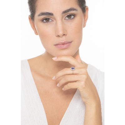 Anillo en oro blanco 18k con tanzanita oval y diamantes brillantes