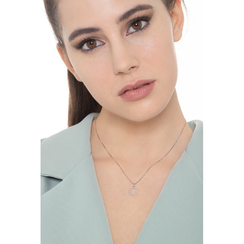 Collar con letra colgante O oro blanco y diamantes Collar con letra colgante O oro blanco y diamantes