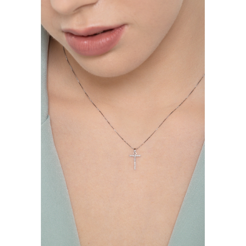 Collar con letra T oro blanco  y diamantes Collar con letra T oro blanco  y diamantes