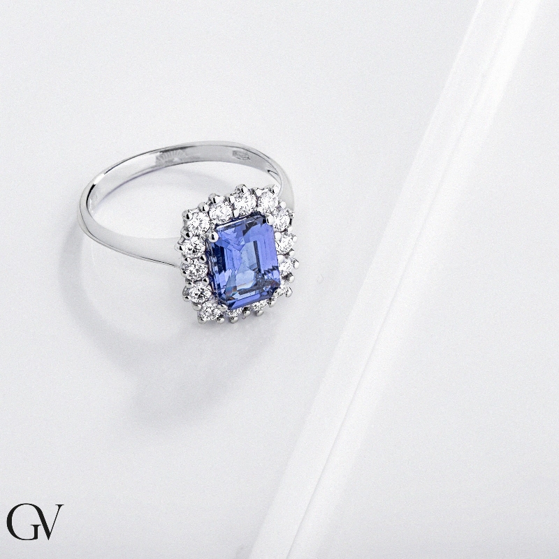 Anillo halo en oro blanco de 18k con tanzanita rectangular y diamantes  Anillo halo en oro blanco de 18k con tanzanita rectangular y diamantes