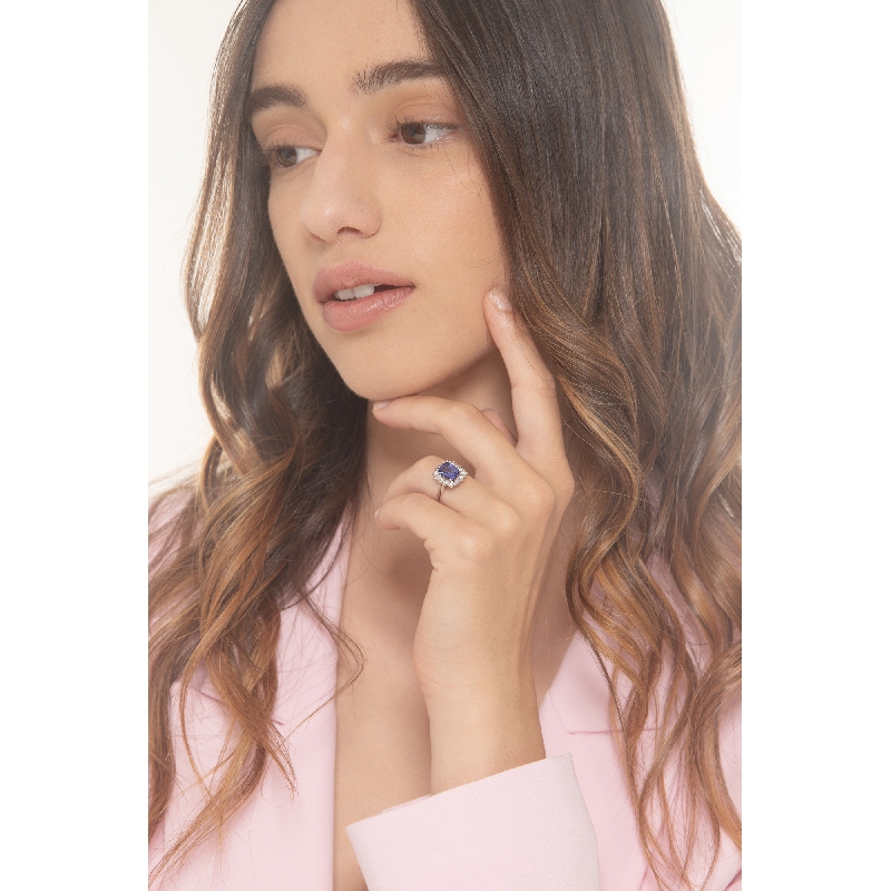 Anillo halo en oro blanco de 18k con tanzanita rectangular y diamantes  Anillo halo en oro blanco de 18k con tanzanita rectangular y diamantes