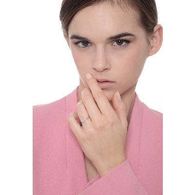 Anillo solitario de oro blanco 18 quilates con circonita blanca